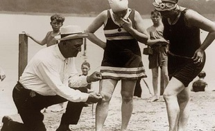 En 1920, on mesure la longueur du maillot de bain qui doit être réglementaire. Une opération qui peut être le début d'une grande aventure Qui sait?