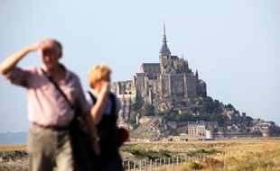 Un couple de touristes devant le Mont Saint-Michel en septembre 2009