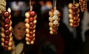 Marché de l'oignon, à Berne, en Suisse, le 26 novembre 2007. Les producteurs peuvent vendre jusqu'à 50 tonnes d'ail et d'oignon en une seule journée, lors de cette fête annuelle.