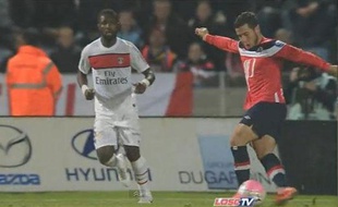 Le coup du foulard d'Eden Hazard lors du match Lille-Paris du 29 avril 2012.