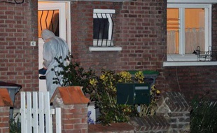 Un enquêteur pénêtre dans une maison de Marcq-en-Baroeul où un homme a tué son ex-compagne et le nouveau compagnon de celle-ci avant de prendre la fuite avec ses deux enfants, le 19 avril 2011.