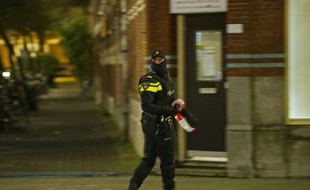 Un policier lors de l'arrestation d'Anis Bahri, un Français de 32 ans à Rotterdam, le 27 mars 2016