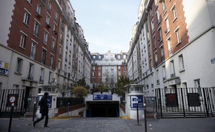 Geoffroy Boulard, adjoint au maire UMP du 17e, possède un logement social au numero 7 de cet ensemble immobilier situé square de la Dordogne à Paris, le 3 décembre 2013.