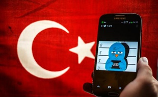Photo de l'oiseau symbole de twitter caricaturé en repris de justice sur un smartphone, le 26 mars 2014 à Istanbul