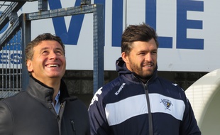 Laurent Marti et Adam Ashley-Cooper, lors de l'arrivée de l'international australien à Bègles, le 3 décembre 2015.