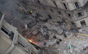 Une violente explosion, probablement causée par une fuite de gaz, a fait au moins quatre morts
