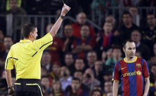 Andres Iniesta reçoit un carton jaune lors du quart de finale de Ligue des champions Barcelone - Shaktar Donetsk, le 6 avril 2011.