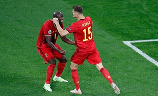 Thomas Meunier et Romelu Lukaku dans les bras de l'un de l'autre, le 12 juin 2021.