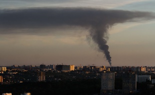 La fumée s'échappe de l'incendie d'un dépôt pétrolier près de Kiev en Ukraine.
