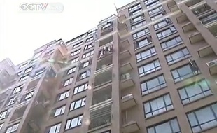 Capture d'écran d'un reportage de CCTV sur la chute du 10e étage d'une fillette en Chine.