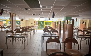 Une salle de réfectoire vide (illustration).