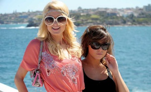 Paris Hilton pose avec Brittany Flickinger, la gagnante de l'émission britannique "My New Best Friend Forever", à Sydney (Australie) le 31 décembre 2008.