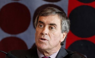 Le ministre délégué au Budget, Jérôme Cahuzac, a longtemps détenu "un compte bancaire non déclaré" en Suisse, affirme mardi le site d'informations Mediapart, mais l'intéressé a immédiatement démenti en dénonçant des "propos diffamatoires".