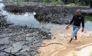 Shell doit s'engager à verser 1 milliard de dollars afin d'amorcer le nettoyage du Delta du Niger, victime de deux fuites de pétrole dévastatrices en 2008, selon un rapport d'Amnesty International publié jeudi.