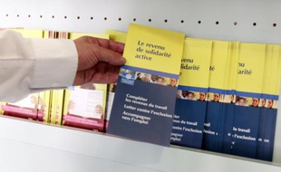 Des brochures informant sur le nouveau RSA (revenu de solidarité active) sont à la disposition des usagers dans un centre de la CAF (Caisse d'allocations familiales) à Paris le 04 juin 2009
