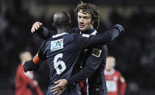 Les joueurs du PSG, Diego Lugano (de face) et Zoumana Camara lors de la victoire de Paris en Coupe de France contre Dijon, le 15 février 2012 à Dijon.
