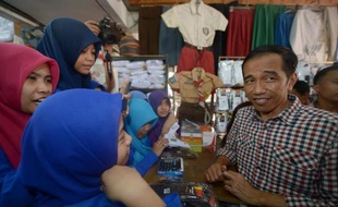 Le candidat Joko Vidodo à l'élection présidentielle en Indonésie, le 30 juin 2015 en campagne sur un marché, à Jakarta