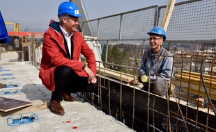 Laurent Wauquiez, le président LR de la Région Auvergne-Rhône-Alpes a instauré une brigade de la langue française sur les chantiers.