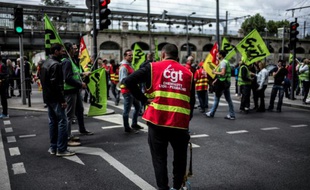 Des grèvistes devant la gare de Lyon Perrache, le 1er juin 2016 à Lyon