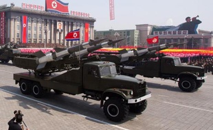 Des missiles montrés lors d'une parade militaire à Pyongyang le 15 avril 2012