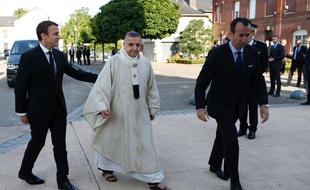 Emmanuel Macron avec l'archevêque de Rouen, lors de la cérémonie d'hommage au père Jacques Hamen, le 26 juillet 2017.