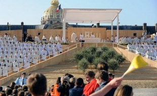 Benoît XVI a lancé un vibrant appel aux vocations religieuses, qui connaissent une baisse constante en France, s'exclamant "n'ayez pas peur de donner votre vie au Christ!", devant 260.000 fidèles, selon la police, lors d'une messe sur l'esplanade des Invalides à Paris.I