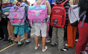 Rentrée des classes en école primaire. Ecole primaire Chaptal dans le 9e arrondissement de Paris. Cartables, Sacs de classes.