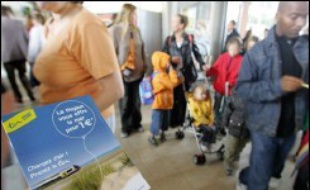 La nouvelle carte familles nombreuses, que doit présenter ce jeudi le gouvernement, sera "généraliste", avec en plus des actuelles réductions auprès de la SNCF, des remises sur des biens et services pour aider les foyers qui comptent plus de deux enfants.