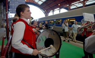 Fanfare sur le quai de la gare de Strasbourg pour le départ du premier TGV Est.