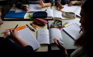 Limay le 03 avril 2012. Illustration lycee Condorcet a Limay dans less Yvelines. Classe. Eleves de Terminale S. Groupe de travail. Annales du bac