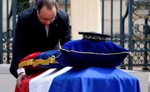 François Hollande s'incline devant les cercueils lors de la cérémonie d'hommage au policier et sa compagne, le 17 juin 2016 à Versailles