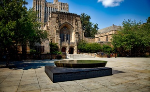L'université Yale, aux États-Unis.