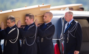 Les corps des victimes néerlandaises du crash MH17 arrivent aux Pays-Bas, le 24 juillet 2014.
