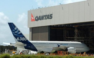 La compagnie aérienne australienne Qantas a annoncé avoir découvert de "légères anomalies" dans certains moteurs équipant ses Airbus A380, ce qui implique qu'ils seront cloués au sol pour plus longtemps que prévu, après une avarie en plein ciel jeudi.