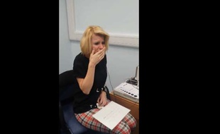 Capture d'écran d'une vidéo de Joanne Milne, une Anglaise de 40 ans, qui entend pour la première fois.