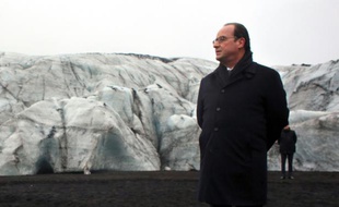 Le président François Hollande sur le glacier Solheimajokull, le 16 octobre 2015, lors d'une visite en Islande