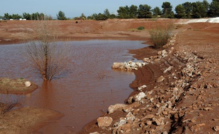 Site de MangeGarri à Gardanne où des résidus de bauxite sont stockés sous forme solide par Alteo, le 8 octobre 2010.