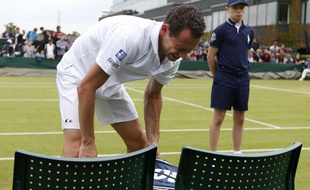 Le tennisman Michael Llodra, lors de son abandon à Wimbledon, le 27 juin 2013 contre Andreas Seppi.