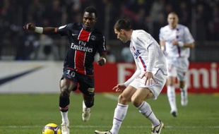 Stéphane Sessegnon du PSG dribble Anthony Réveillère, pour une victoire parisienne (1-0).