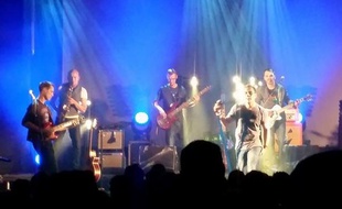 La lumière bleue qui accompagne sur scène les Caregivers rappelle le métier de ces musiciens pas comme les autres