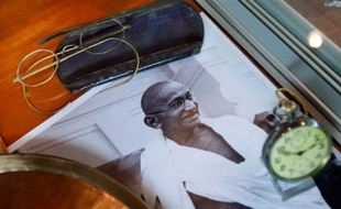 Les lunettes et d'autres objets ayant appartenu au Mahatma Gandhi ont été adjugés jeudi à New York à un homme d'affaires indien pour 1,8 million de dollars, malgré la tentative du propriétaire des souvenirs d'arrêter cette vente controversée.