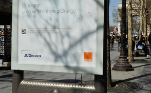 Un panneau publicitaire –dit «sucette»– JCDecaux à Paris. (Illustration)
