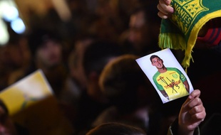 Des centaines de personnes sont rassemblées place Royale à Nantes pour un hommage à Emiliano Sala, disparu au-dessus de la Manche dans la nuit de lundi à mardi.