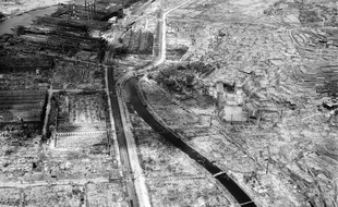 Cette photographie prise le 4 septembre 1945 montre les ruines de Nagasaki, près d'un mois après la bombe qui a détruit la ville.