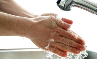 Se laver les mains lutte contre la propagation des bactéries.