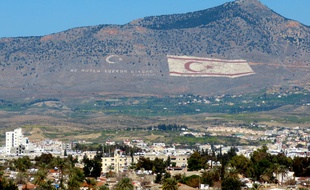 Le drapeau de Chypre-Nord. (illustration)
