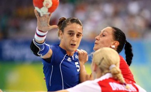 La handballeuse française Camille Ayglon, lors d'un match face à la Russie en quart de finale des JO de Pékin, le 19 août 2008.