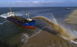 La drague "Côtes de Bretagne" effectue le réensablement des plages du Pyla-sur-Mer en recrachant le sable