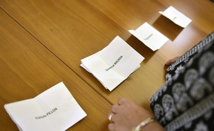 Le 23 avril 2017 dans un bureau de vote de Toulouse. PASCAL PAVANI