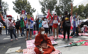 Des militants prodémocratie manifestent devant le tribunal à Bangkok (Thaïlande) début mars 2021 contre la loi sur la lèse-majesté et la constitution.
